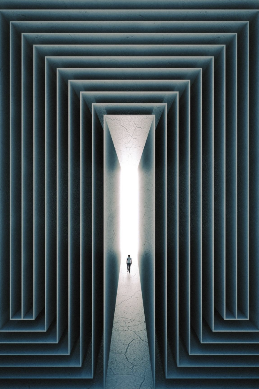 Kleine Person geht durch eine helle schlüssellochförmige Öffnung in einem labyrinthartigen Raum mit gestuften, dunklen Wänden